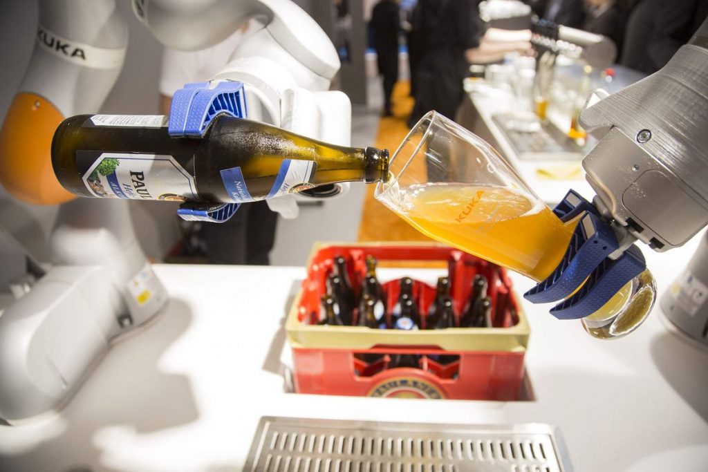 cerveza 1 1024x683 - Robots que sirven cerveza y fábricas sin obreros, el nuevo proyecto de empresarios chinos