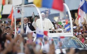 papa saludo feligreses recorrido basilica 0 12 550 342 300x187 - Papa Francisco dice que hostilidad hacia migrantes es miedo irracional