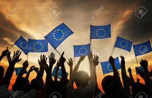 46820556 grupo de personas que ondeaban banderas de la unión europea en contraluz 300x194 - Las declaraciones de Petro en el exterior, marchando ante la La Haya