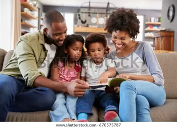 family sitting on sofa lounge 600w 670575787 360x260 - Hay que leer.