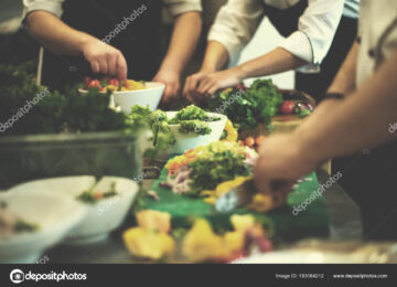 depositphotos 193184212 stock photo team cooks and chefs preparing 360x260 - El expolicía que, en Gachancipá,  cambia  la vida de las personas en condición de discapacidad | El Espectador