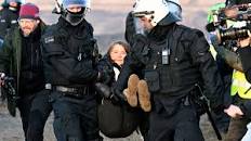 images 75 - Desalojada a la fuerza la activista Greta Thunberg durante las protestas contra la ampliación de una mina a cielo abierto en Alemania
