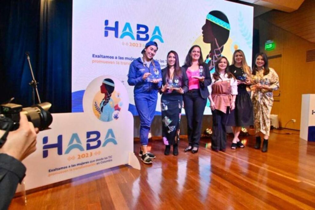 Reconocimiento HABA 2023 MinTIC 1068x713 1 1024x684 - Cinco mujeres que lideran la Transformación Digital fueron premiadas por el MINTIC